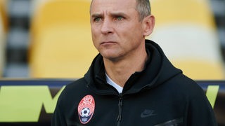 Viktor Skripnik schaut ernst an der Seitenlinie.