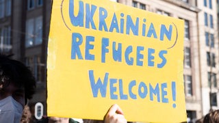 Auf einem Plakat steht "Ukrainian Refugees Welcome"