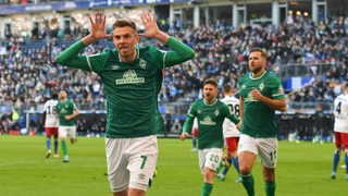 Marvin Ducksch macht nach einem Tor gegen den HSV den Harlekin-Jubel.