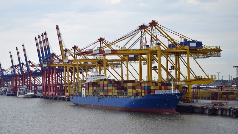 Ein Containerschiff liegt am Containerterminal in Bremerhaven.