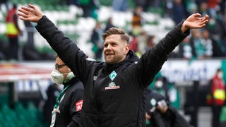 Werder-Stürmer Niclas Füllkrug lässt sich nach dem Spiel mit ausgebreiteten Armen von den Fans in der Ostkurve feiern.