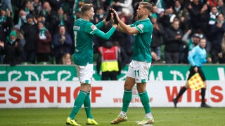 Marvin Ducksch und Niclas Füllkrug klatschen sich nach einem Tor ab.