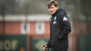 Clemens Fritz geht nachdenklich über den Trainingsplatz.