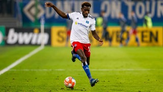 Bakery Jatta führt den Ball.