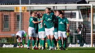 Die Werder-Frauen bejubeln ein Tor.