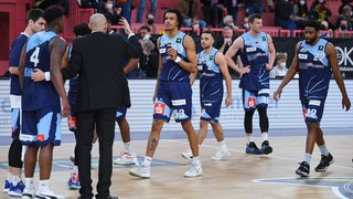 Das Team der Eisbären Bremerhaven schaut nach einer Niederlage frustriert. 