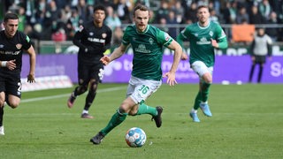 Werder-Spieler Christian Groß geht ins Dribbling.