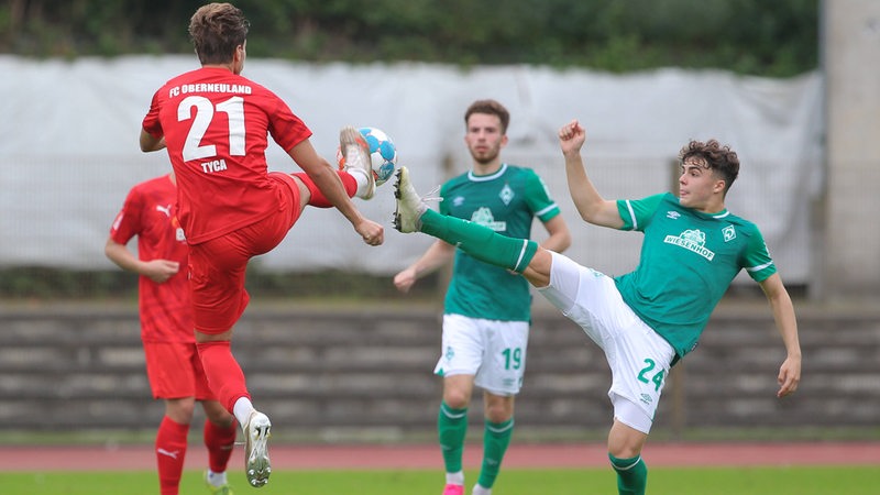 Oberneulands Lars Tyca kämpft mit Werders Jakob Löpping um den Ballbesitz.