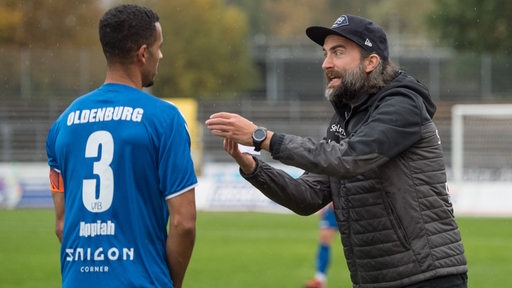 Oldenburgs Kapitän Marcel Appiah diskutierte mit VfB-Trainer Dario FOSSI 