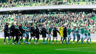 Das Werder-Team feiert vor der Ostkurve.