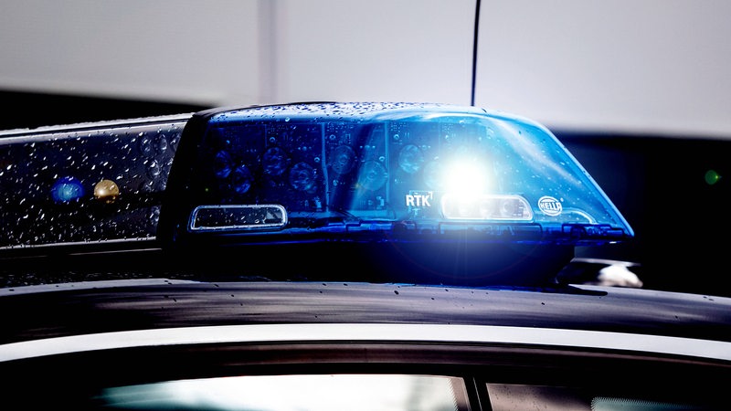 Ein Blaulicht leuchtet auf einem Polizeiwagen.