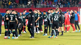 Die Werder-Mannschaft schaut enttäuscht nach der Niederlage in Heidenheim.