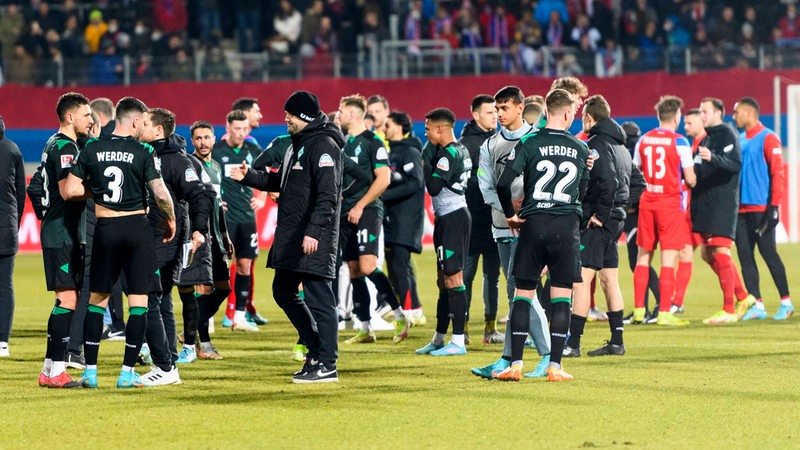 Die Werder-Mannschaft schaut enttäuscht nach der Niederlage in Heidenheim.