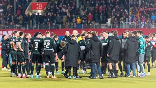 Das Werder-Team steht nach der Niederlage in Heidenheim frustriert beisammen.
