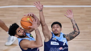 Die Eisbären-Spieler Carrington Love und Ethan Alvano erobern den Ball