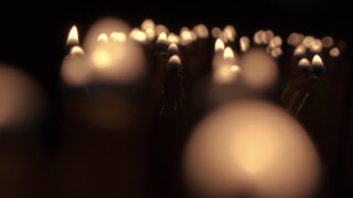 Kerzen in der Dunkelheit