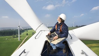 Ein Techniker auf der Plattform eines Windrades