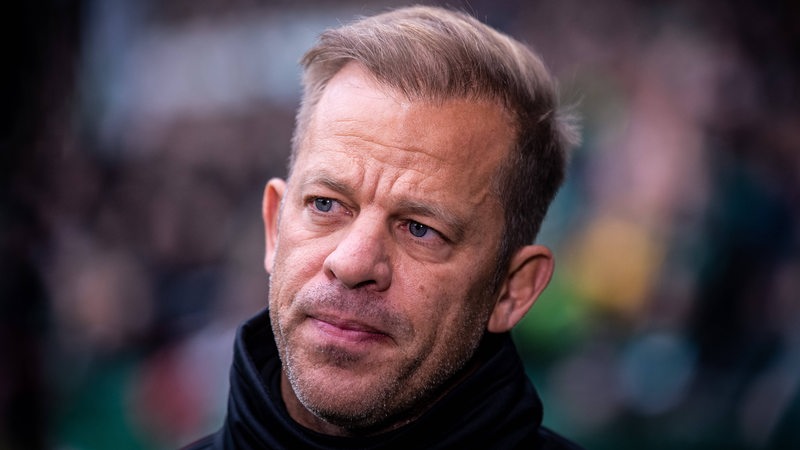 Ex-Werder-Coach Markus Anfang gibt ein Interview am Spielfeldrand.