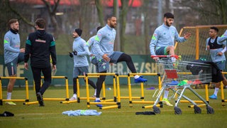 Niclas Füllkrug, Jean-Manuel-Mbom und Eren Dinkci während des Trainings.
