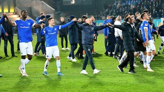 Die Darmstädter bejubeln vor ihren Fans einen Sieg.