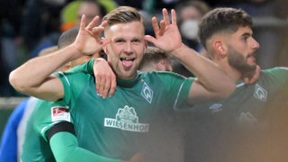 Werders Torschütze Niclas Füllkrug feiert mit der typischen Grimasse seines Sturmpartners Marvin Ducksch seinen Treffer.