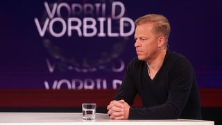 Ex-Werder-Trainer Markus Anfang sitzt beim Interview im ZDF beim "Aktuellen Sportstudio".