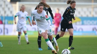 Werder-Spielerin Reena Wichmann gegen zwei Essenerinnen am Ball.