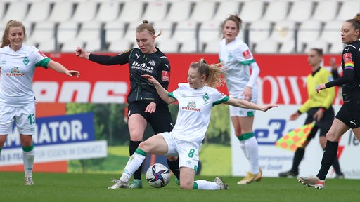 Werder-Spielerinnen kämpfen gegen Akteurinnen aus Essen um den Ball.