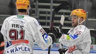 Pinguins-Profi Miha Verlic lässt sich für einen Treffer feiern.