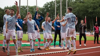Das Team des VfB Oldenburg bejubelt einen Sieg.