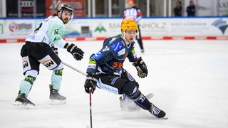 Zwei Eishockey-Spieler auf dem Spielfeld.