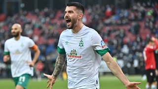 Werder-Spieler Anthony Jung bejubelt seinen Treffer gegen Hannover.