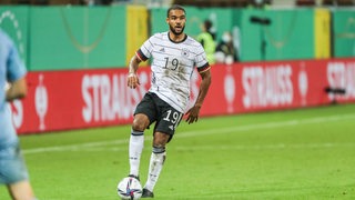 Manuel Mbom im Nationaltrikot am Ball beim Qualifikations-Länderspiel der U21-Mannschaft gegen Israel.