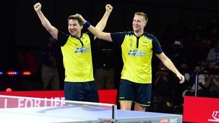 Die schwedischen Tischtennis-Spieler Mattias Falck und Kristian Karlsson bejubeln ihren WM-Titel im Doppel.