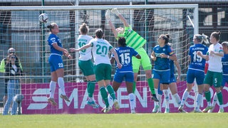 Den Fußballerinnen vom SC Sand unterläuft ein Eigentor gegen Werder Bremen.