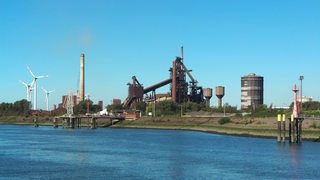 Blick von der Weser aus auf das Bremer Stahlwerk.