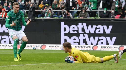Werder-Stürmer Marvin Ducksch verzweifelt an Sandhausen-Torwart Patrick Drewes, der den Ball im Liegen festhält.