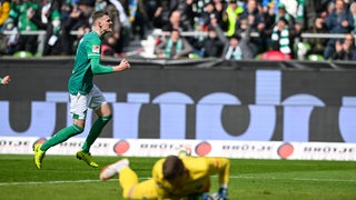 Werder-Stürmer Marvin Ducksch bejubelt seinen Treffer gegen Sandhausen und reckt seine Fäuste.