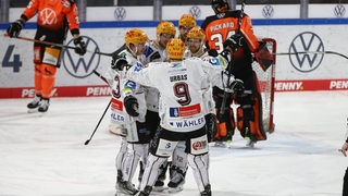 Spieler der Fischtown Pinguins jubeln über ein Tor.