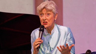 Die Bremer Politikerin Marieluise Beck spricht in ein Mikrofon.