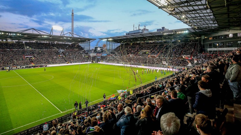 Zu sehen ist das volle Stadion am Millerntor von innen