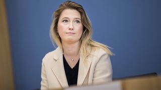 FDP-Politikerin Lencke Wischhusen gibt eine Pressekonferenz.