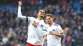 Robert Glatzel bejubelt ein HSV-Tor gegen Aue.