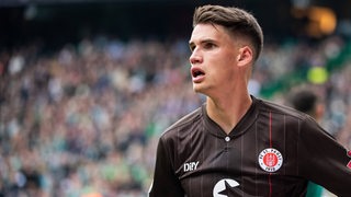Luca Zander im Weser-Stadion im Trikot des FC St.Pauli.
