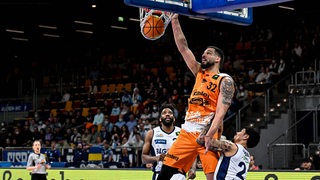 Eisbären-Basketballer Waverly Austin springt hoch und versenkt den Ball im Korb.