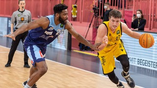 Eisbären-Basketballer Daniel Laster versucht Tübingens Ryan Mikesell zu stoppen.