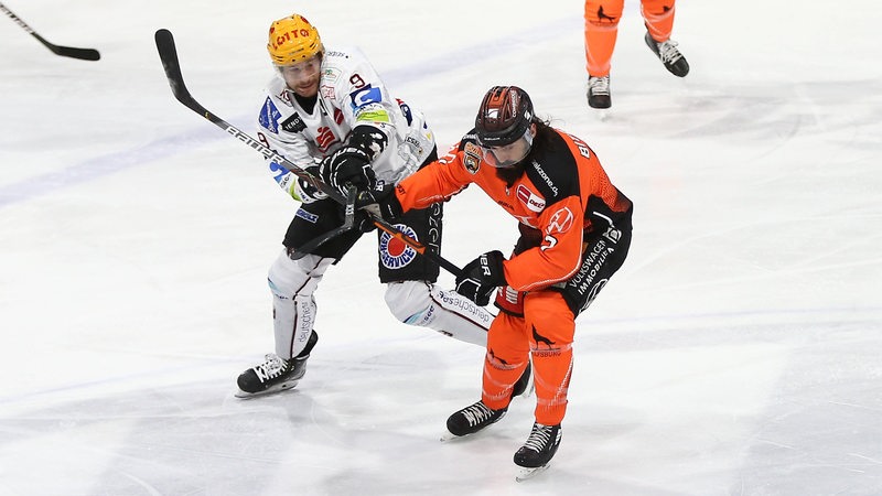 Zwei Eishockey-Spieler stehen auf dem Eis.
