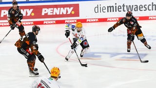 14.04.2022, xgox, Eishockey, Penny DEL Playoffs, Grizzlys Wolfsburg - Fischtown Pinguins Bremerhaven, emspor v.l. ALex Friesen (Bremerhaven, 57) Wolfsburg *** 14 04 2022, xgox, ice hockey, penny DEL playoffs, Grizzlys Wolfsburg Fischtown Pinguins Bremerhaven, emspor v l ALex Friesen Bremerhaven, 57 Wolfsburg.