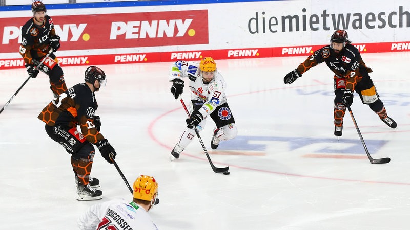 14.04.2022, xgox, Eishockey, Penny DEL Playoffs, Grizzlys Wolfsburg - Fischtown Pinguins Bremerhaven, emspor v.l. ALex Friesen (Bremerhaven, 57) Wolfsburg *** 14 04 2022, xgox, ice hockey, penny DEL playoffs, Grizzlys Wolfsburg Fischtown Pinguins Bremerhaven, emspor v l ALex Friesen Bremerhaven, 57 Wolfsburg.