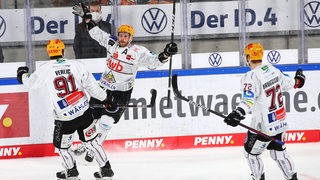 Die Spieler der Fischtown Pinguins bejubeln einen Treffer.